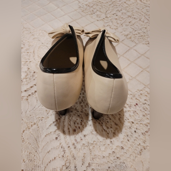 Cream and Black Bow Heels - Picture 4 of 8